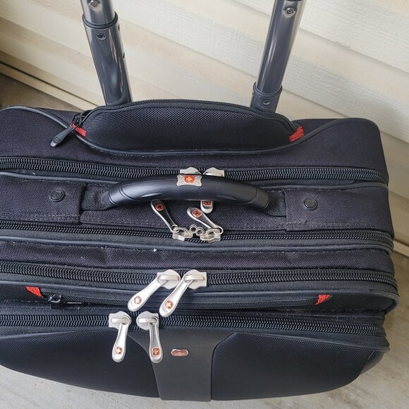 Swissgear Black Red Rolling Briefcase Padded Laptop Pocket 17 Inches - Picture 15 of 16